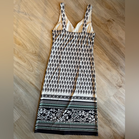 Chic Patterned Midi Dress - Picture 5 of 5